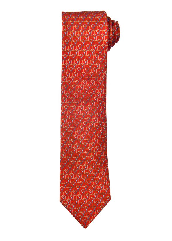 A classic men's silk tie with rounded link design in wine.