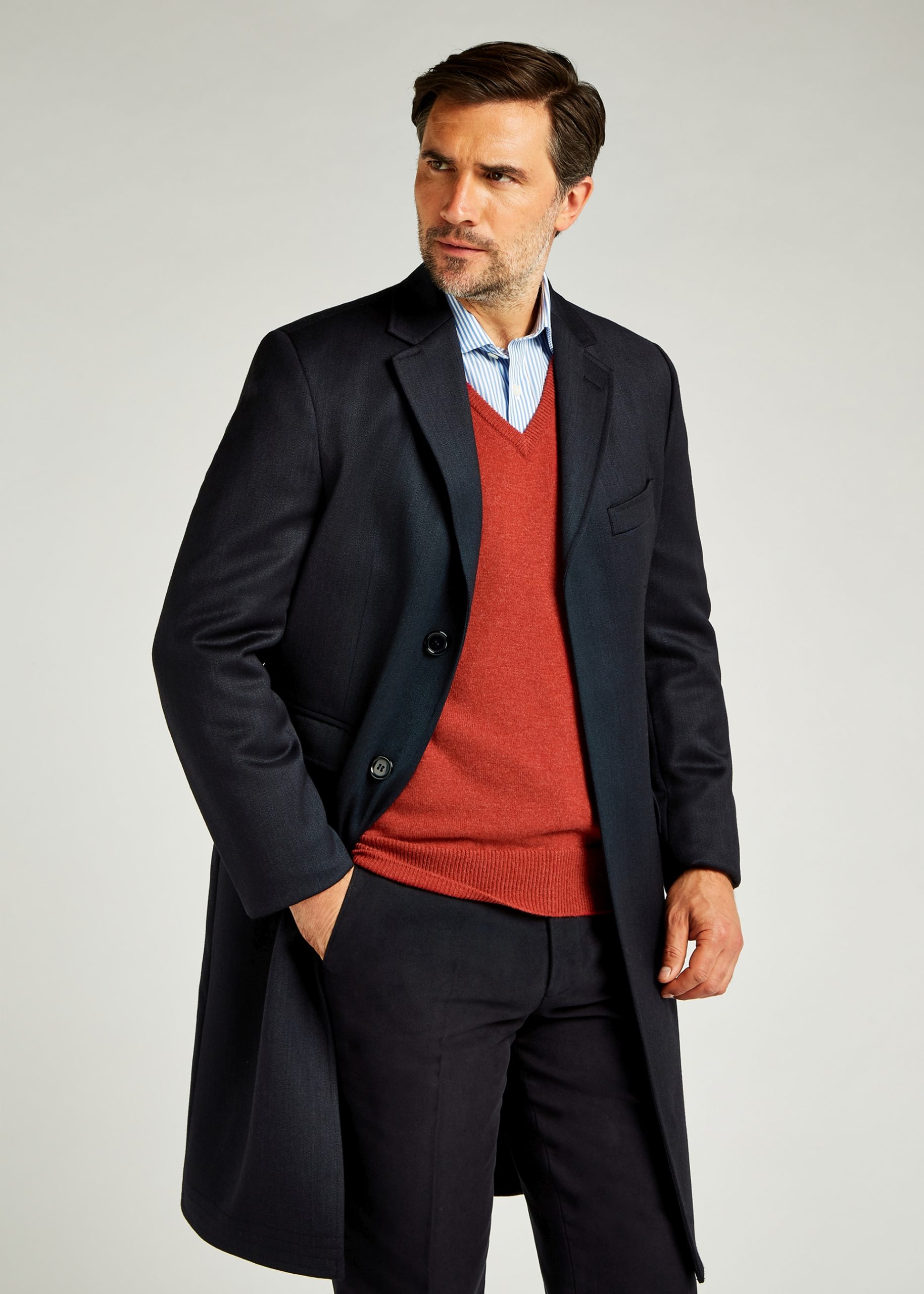 Covert men’s coat with two straight side pockets in navy